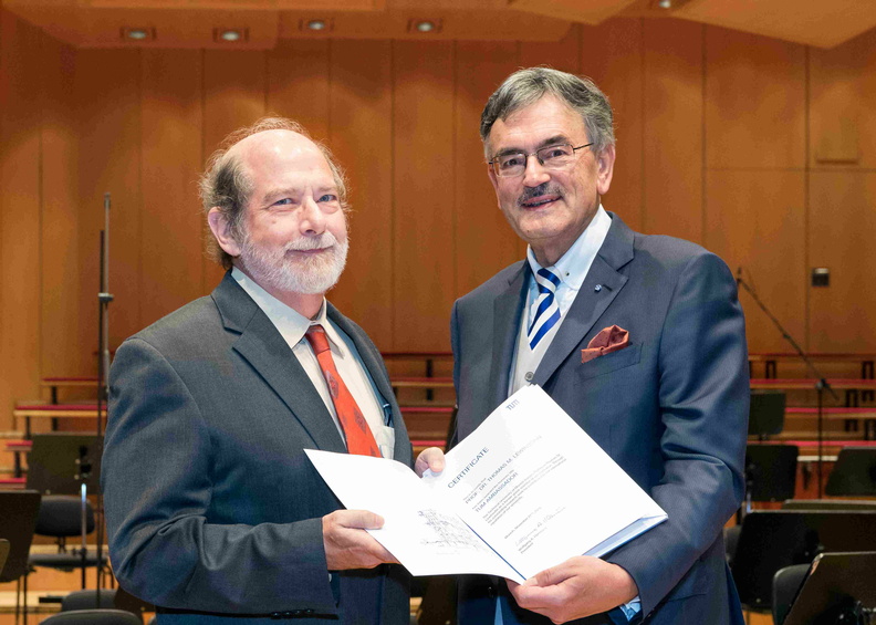 Prof. Thomas Lewinsohn recebe seu diploma das mãos do Reitor da TUM,  Prof. Dr. Wolfgang Herrmann..jpg