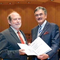 Prof. Thomas Lewinsohn recebe seu diploma das mãos do Reitor da TUM,  Prof. Dr. Wolfgang Herrmann.